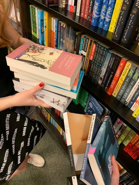 가을엔 따뜻한 라떼 한 잔과 함께 책을 읽어볼까요 ☕️📖 | 인스티즈