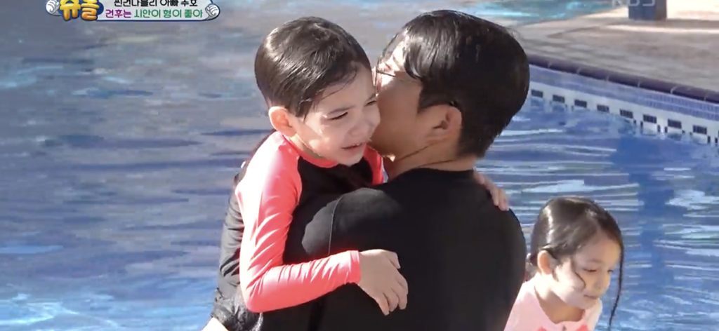 [슈돌] 물에 빠지고 시안이 형한테 안아달라하는 건후 (feat.동생이 어려운 막내시안) | 인스티즈