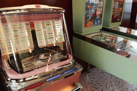 웨스 앤더슨 감독이 디자인한 카페의 인테리어 디테일.jpg | 인스티즈