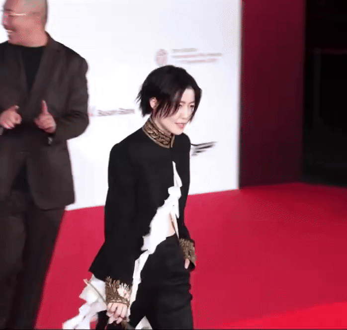 부국제 레드 카펫 패션이 뜨거운 반응을 얻을 줄 몰랐다는 심은경 | 인스티즈