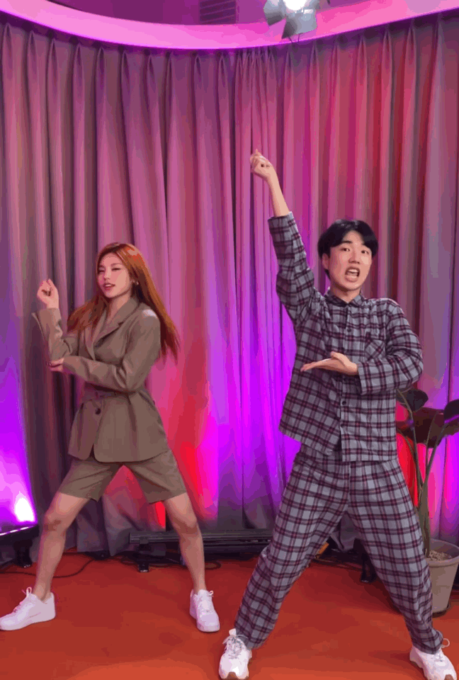 요즘 컴백하는 여돌들과 꽤 많이 콜라보하는 거 같은 댄스 유튜버 | 인스티즈