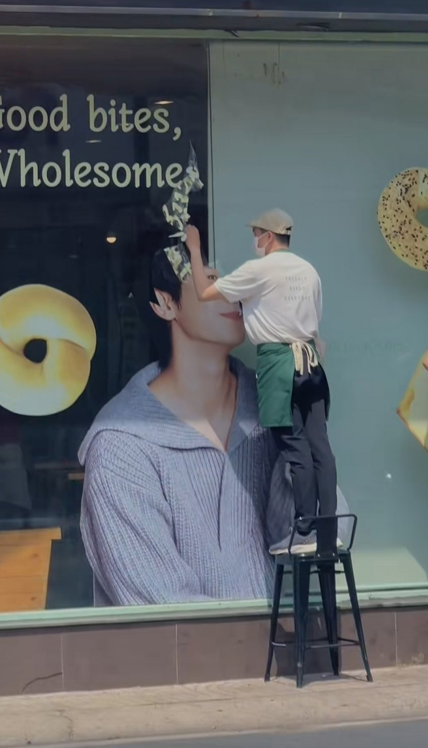 김수현 사진 떼고있는 뚜레쥬르 | 인스티즈