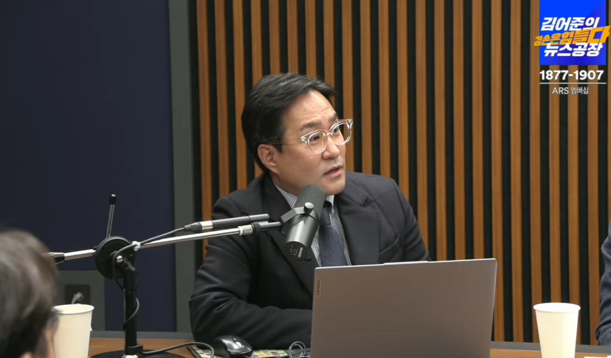 뉴스공장에서 공개한 '기자들(타언론사들도있음)과 군인들의 첫 충돌 영상 (cctv아님) (+내용)' | 인스티즈