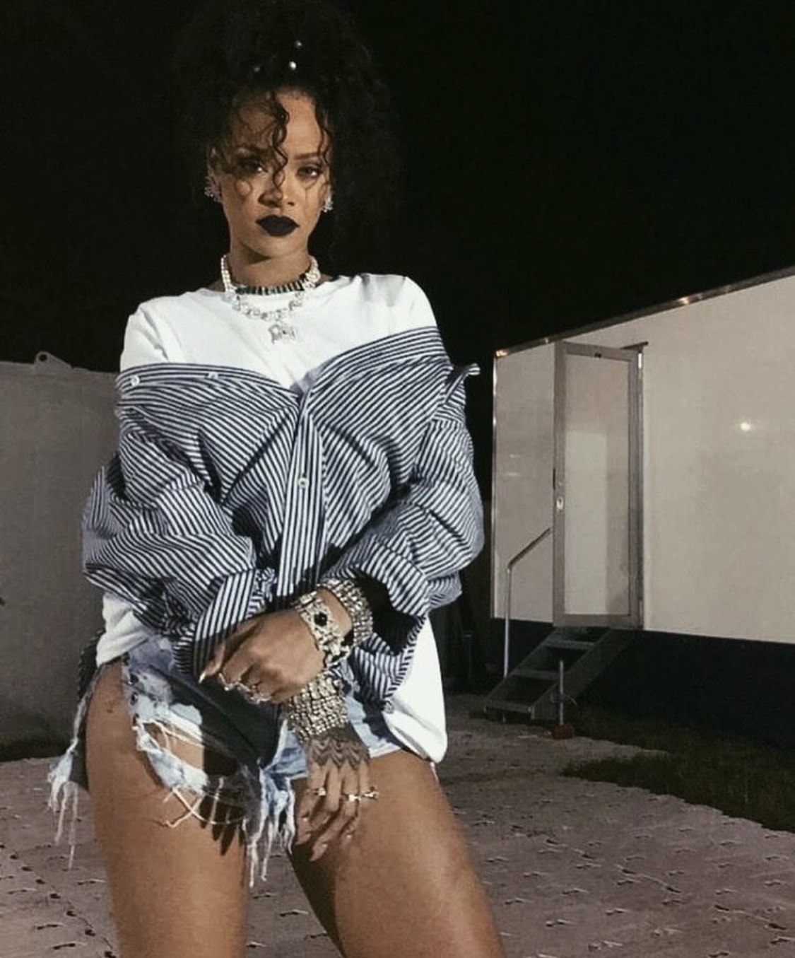 리한나가 거의 10년째 안 버리고 있는 바지 | 인스티즈