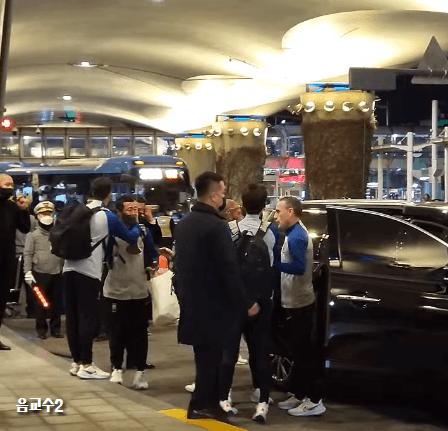 최태욱 코치와 작별인사하는 벤투감독.gif | 인스티즈