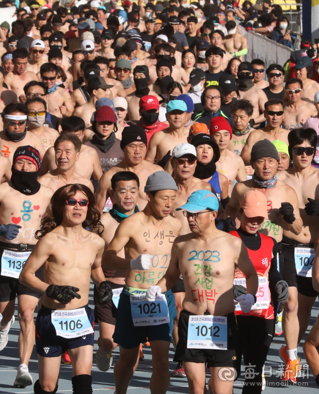 실제로 우리나라에서 매년 열리는 '전국새해알몸마라톤대회' | 인스티즈