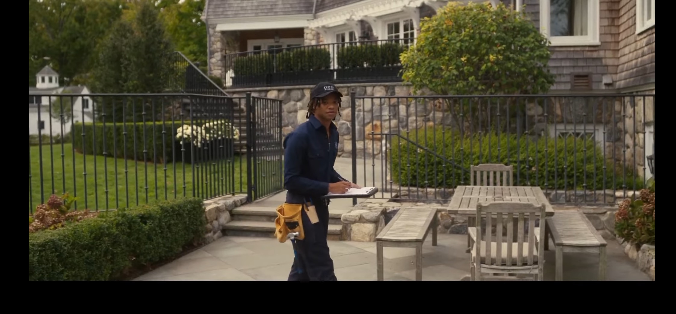 꿈에 그리던 대저택으로 영끌해서 이사왔는데, 일명 '감시자'로부터 지켜보고 있다는 불길한 편지가 계속 와요... | 인스티즈