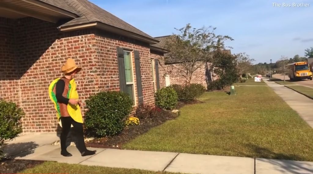 매일 다른 코스튬을 하고 동생을 마중 나가는 형 | 인스티즈