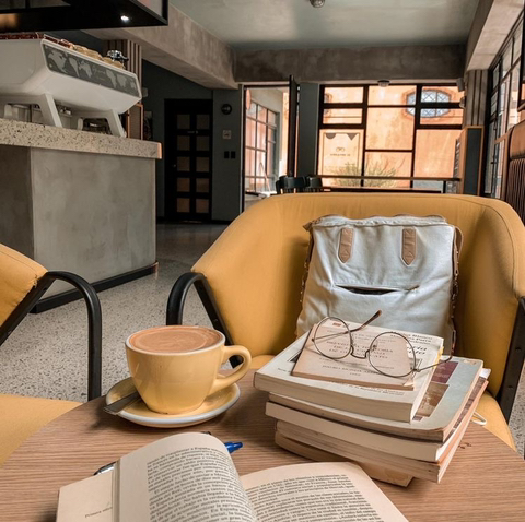 가을엔 따뜻한 라떼 한 잔과 함께 책을 읽어볼까요 ☕️📖 | 인스티즈