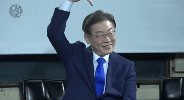 개딸들의 치어리딩 아닌 포지티브를 칭찬한 오늘자 이재명.jpg | 인스티즈