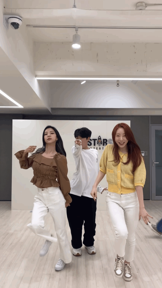 요즘 컴백하는 여돌들과 꽤 많이 콜라보하는 거 같은 댄스 유튜버 | 인스티즈