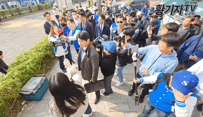 '자라 보고 놀란 이재명'…유세 중 행인이 부딪히자 '굳은 얼굴' | 인스티즈