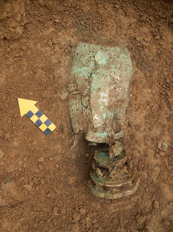 금동상의 흙과 녹을 4년 동안 벗겨냈더니 드러난 모습 | 인스티즈