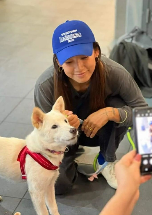초조하게 누군가를 기다리는 이효리 | 인스티즈