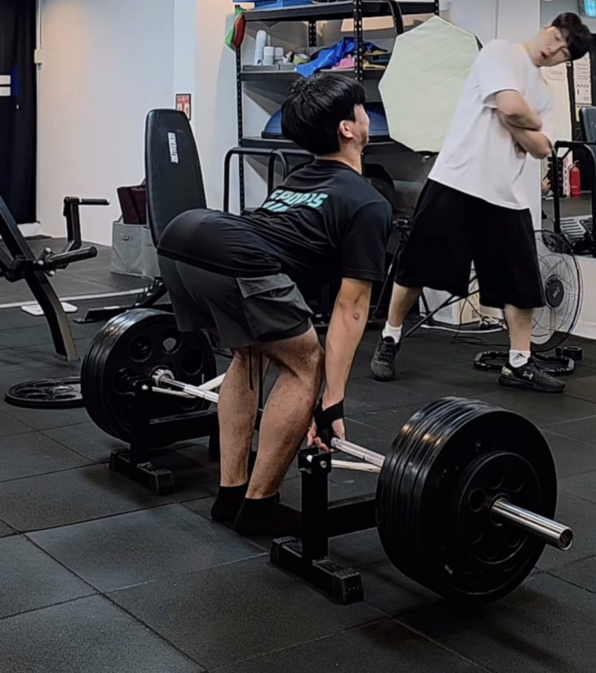 앙큼한 자세로 운동하는 남성 | 인스티즈