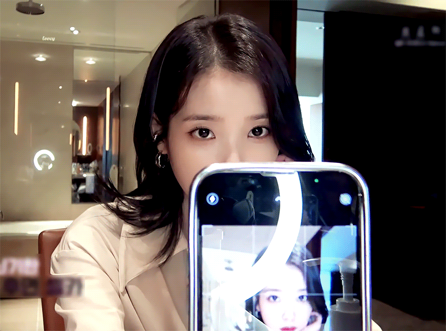 아이유가 아이폰 후면카메라로 셀카 찍는 과정.gif | 인스티즈