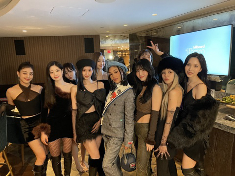 트와이스 빌보드 위민 인 뮤직 어워즈에서 수상하고 만난 미국 스타들(사진위주) | 인스티즈