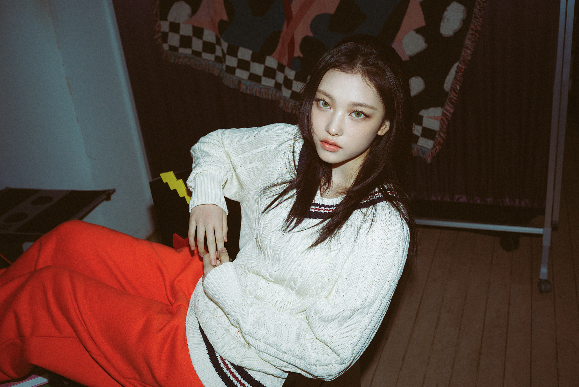 뉴진스 'How Sweet' 컨셉포토 (+공홈 사진 추가) - 악플달면 쩌리쩌려버려 - ＊여성시대＊ 차분한 20대들의 알흠다운 공간