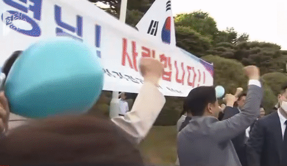 어제 오늘 너무 행복하고 후련해보이는 문재인.jpgif | 인스티즈
