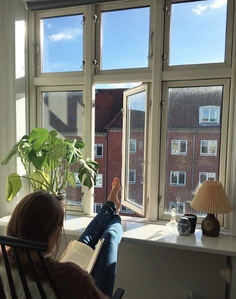 가을엔 따뜻한 라떼 한 잔과 함께 책을 읽어볼까요 ☕️📖 | 인스티즈