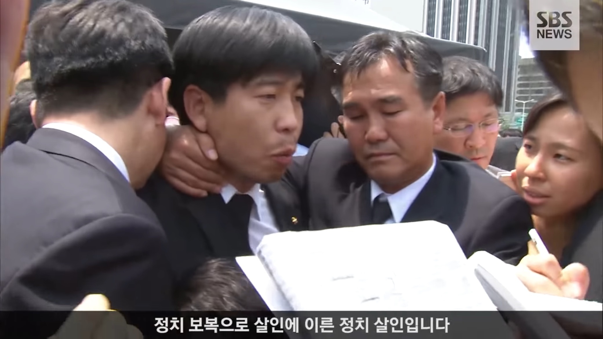 故노무현 대통령 영결식에서 분향하는 이명박.jpgif | 인스티즈