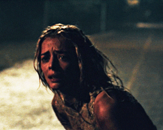 사업으로 부자가 된 집안의 아들이랑 결혼 하기로 했는데 결혼식날 남편 가족이 날 이상하게 쳐다봐...gif | 인스티즈