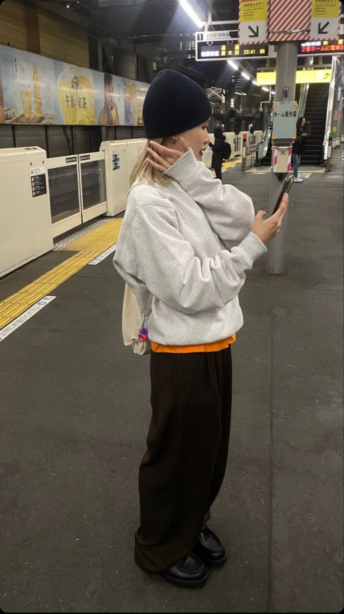 편안한 상의 + 와이드팬츠 + 투박한 신발 = 여자의 가을🍁 | 인스티즈