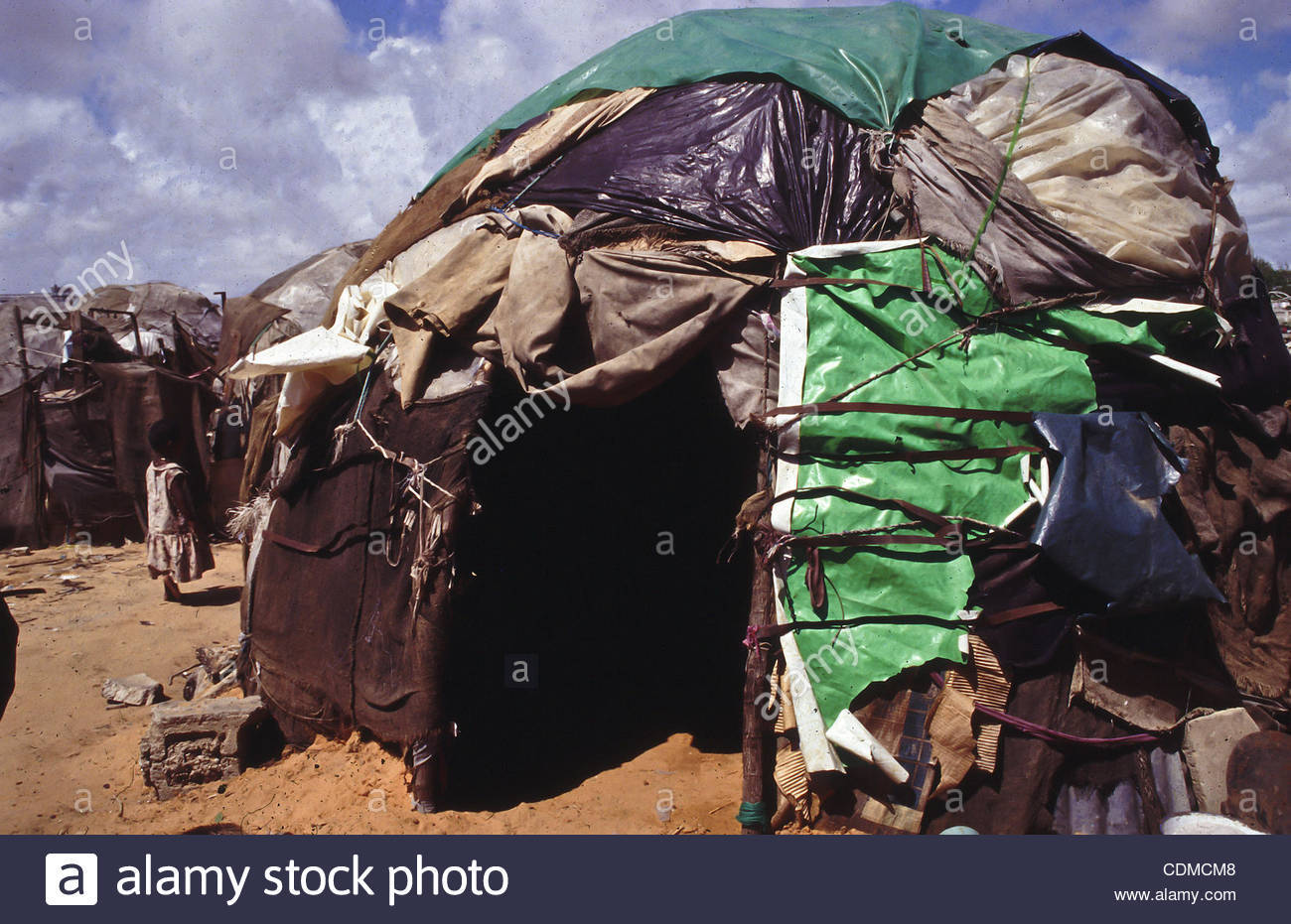 아이에게 인형을 쥐어주면 아이가 되지만 총을 쥐어주면 테러리스트가 된다는걸 보여준 장면 | 인스티즈