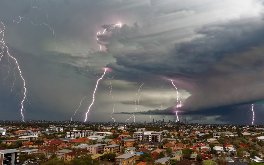 여러분들... 천둥번개 심하게 칠 때는 샤워도 하면 안된다는거... 아셨습니까? | 인스티즈
