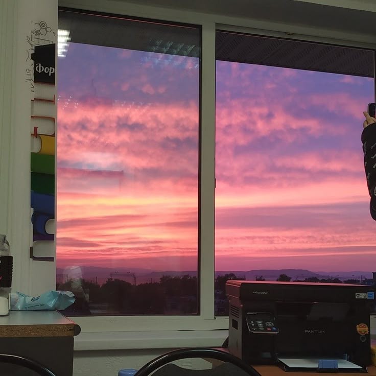 초저녁 걸어가다 넋놓고 올려다보게 되는 날 | 인스티즈