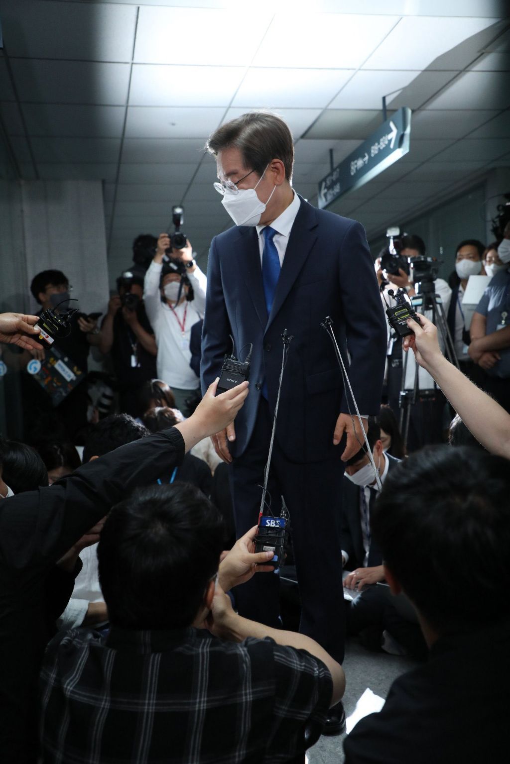 초선 이재명의원의 기자회견길에 동행해줬던 의원들 | 인스티즈