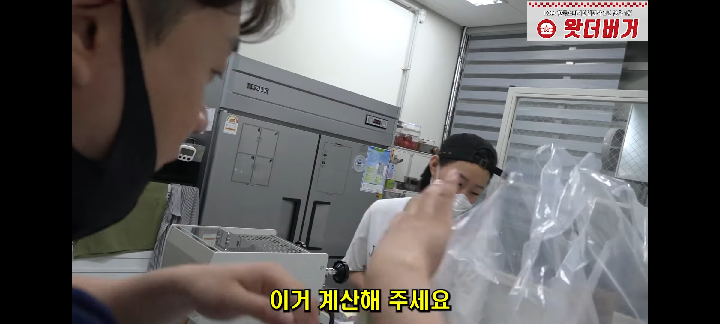 결혼한지 4개월 만에 이혼 후 가게에서 먹고 자며 애기랑 생활하는 모녀 | 인스티즈