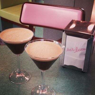 웨스 앤더슨 감독이 디자인한 카페의 인테리어 디테일.jpg | 인스티즈