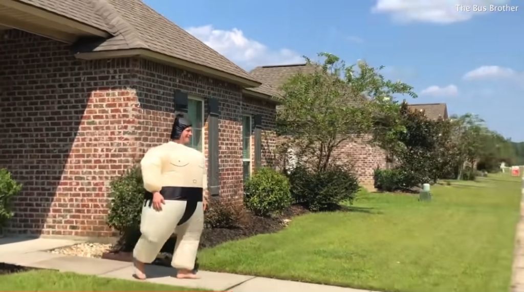 매일 다른 코스튬을 하고 동생을 마중 나가는 형 | 인스티즈