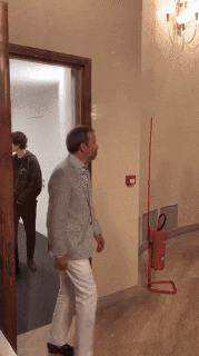 머리 망가지는거 신경 안쓰고 팬썹해주는 티모시 샬라메 gif | 인스티즈