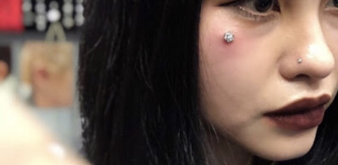 피부에 아예 박아버리는 "더멀 피어싱” | 인스티즈