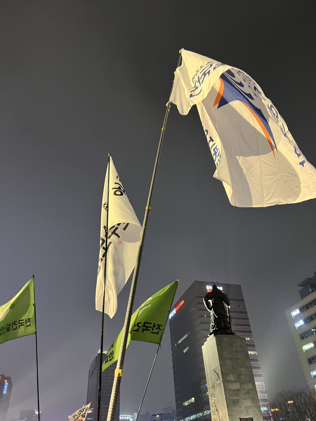 오늘자 광화문 집회에 등장한 이순신과 세종대왕 | 인스티즈