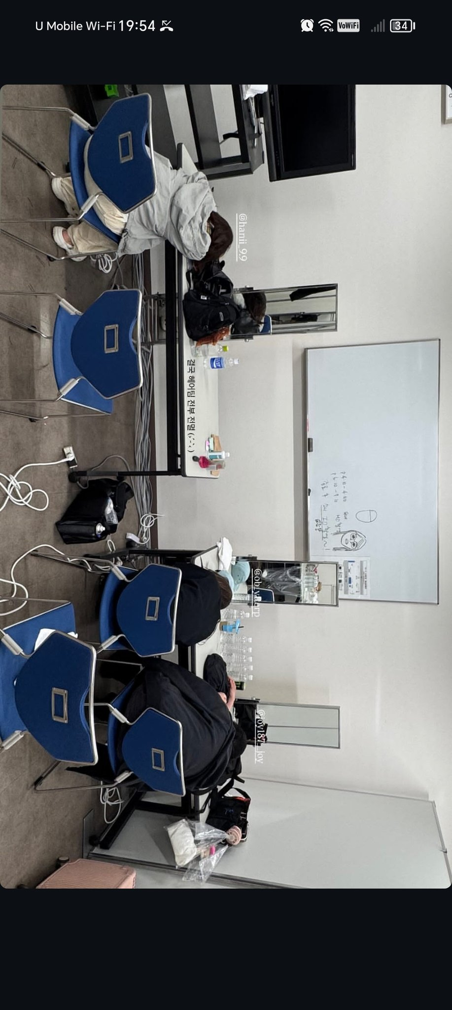 올리브영 매대 뺨치는 24명 여자아이돌 메이크업 대기실 현장.....jpg | 인스티즈