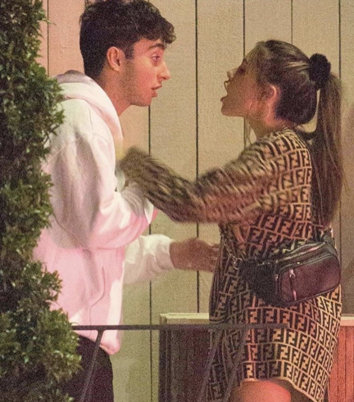 파파라치 앞에서 싸우는 모습이 찍힌 셀레브리티 커플들.jpg | 인스티즈