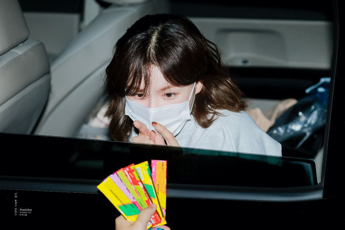 팬이 선물이라고 과자주니까 표정 못 숨기는 아이돌 | 인스티즈