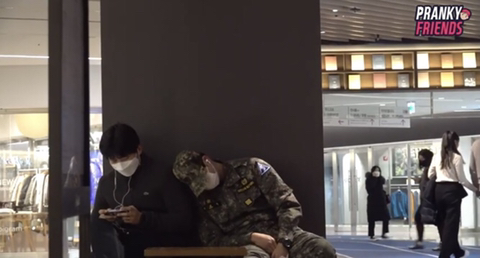 (감동 실험) 군인이 어깨에 기대 잠든다면? +댓글 | 인스티즈