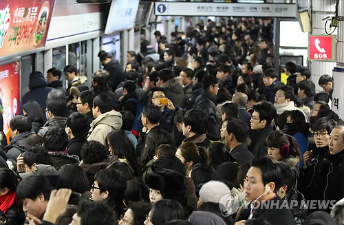지하철 출근길 앉아가기 vs 퇴근길 앉아가기 | 인스티즈