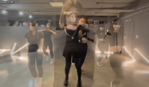 안무 후보만 무려 3개였다는 스테이씨 아이사 파트 .gif | 인스티즈