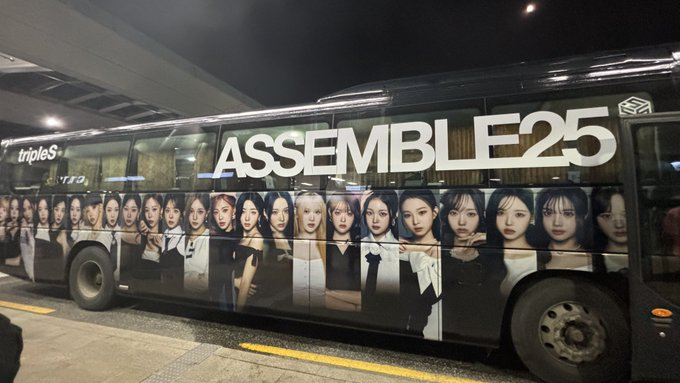 올리브영 매대 뺨치는 24명 여자아이돌 메이크업 대기실 현장.....jpg | 인스티즈