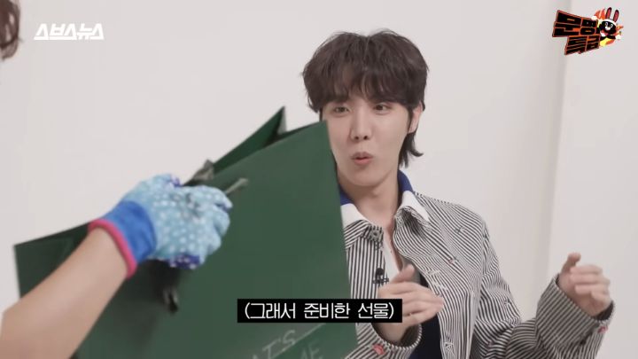 생일선물 준 문특제작진 뿌듯하게 만드는 방탄소년단 제이홉 리액션ㅋㅋㅋ | 인스티즈