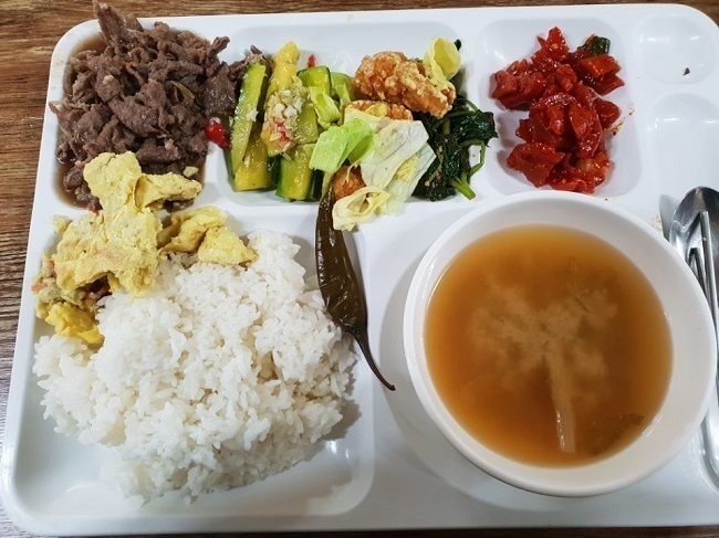 편식쟁이도 다 먹는다는 함바집 노가다 밥상.jpg - 악플달면... 차분한 20대들의 알흠다운 공간 편식쟁이도 다 먹는다는 함바집 노가다 밥상.jpg