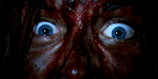 친구들이랑 동굴 탐험갔다가 이상한 동굴에 빠졌는데 갑자기 친구들이 하나 둘씩 죽어가..gif | 인스티즈