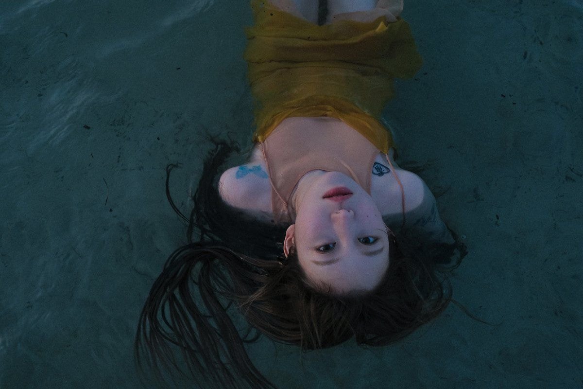 백예린 다리에 새로 추가된 타투.jpg | 인스티즈