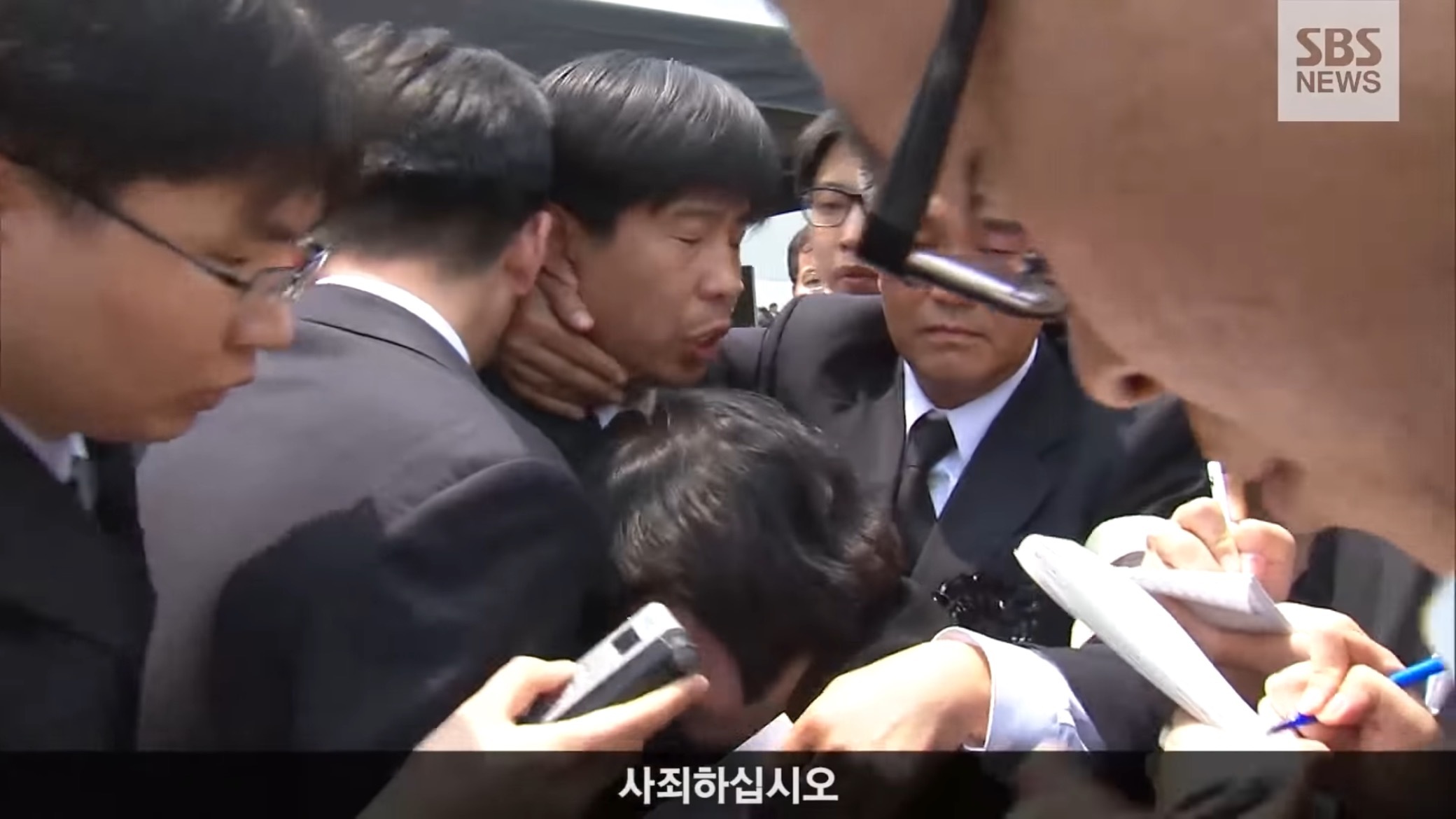 故노무현 대통령 영결식에서 분향하는 이명박.jpgif | 인스티즈