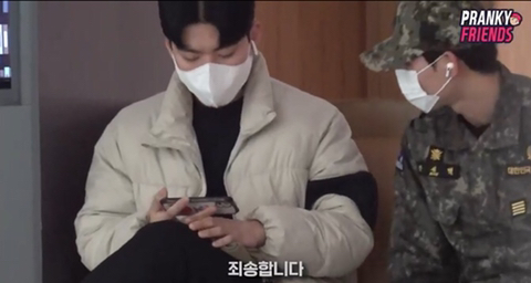 (감동 실험) 군인이 어깨에 기대 잠든다면? +댓글 | 인스티즈